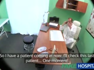 Fakehospital bukuroshe flokëkuqe prescribed shpoj nga të saj mjekësore njeri