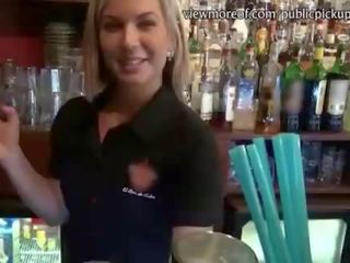 优 barmaid 得到 铺设 在 公