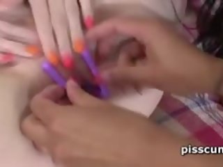 Pamamasa lesbiyan tinatangkilik cunnilingus at pagkakaroon a umihi orgasmo