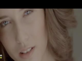 素晴らしい brunet と 彼女の ソロ オナニー