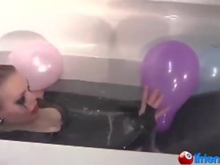 유액 옷을 입고 연인 와 풍선 에 에이 목욕통