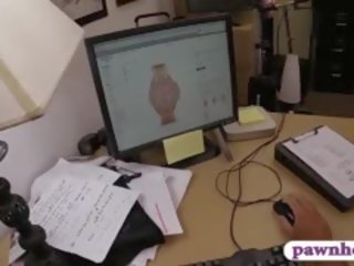 Хитър бизнес любимец пълнено от pawn пич при на pawnshop