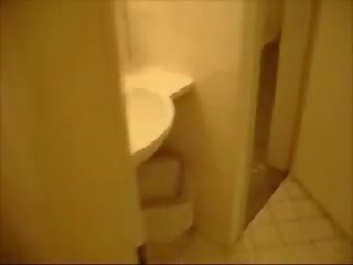 Blond saab perses sisse a wc