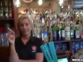 귀여운 barmaid 채워진 것 에 여성 성기 용 돈