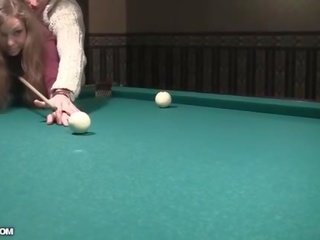 Libidinous phục vụ bàn tại bida được khỏa thân và blowjob