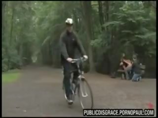 Голий goddess закута в наручники в публічний