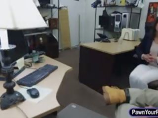 Fabulous žena od a stranka kosti s pawn moški v na soba zadaj