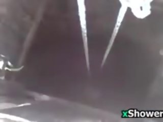 Poor lassie paghuhugas kanya katawan labas