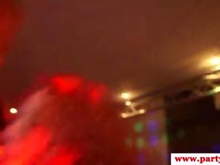 Resnično evro amaterji posnetek dvignjeno krilo na dancefloor