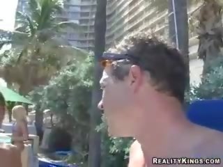 Platinum blondinka in bikini fucks with hung dudes