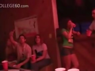 Vysoká škola skupinový pronikavý na the strana