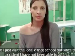 Brunet rubs amjagaz with massaž tool at her dr.