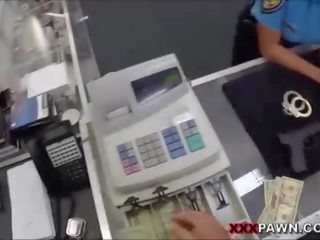 Prsatá latina policajt dostane přibil pro peníze