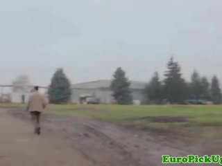 Розпусна недосвідчена білявка ударів укол