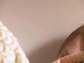 Грабване пипане с пръсти на голям цици принцеса