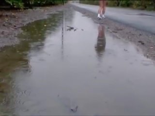 마음을 끄는 금발의 hitchhiker 도착 부딪 혔어요 단단한.
