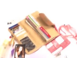 Мила брюнетка removing її одяг