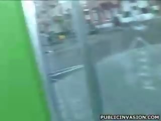 Sexually aroused білявка відстій жорсткий сперма shooter в публічний
