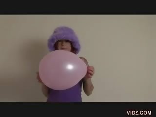 Провокаційний уява жінка треться дівчина проти повітряна кулька
