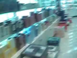 Dvignjeno krilo v supermarket video