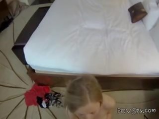 블론디 도착 fondled 과 짜증 에이 평균 음경