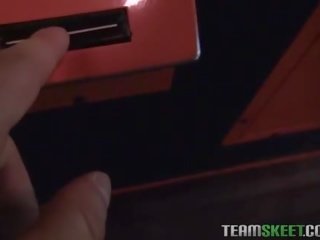 光頭 的陰戶 孔 得到 釘 由 厚 筆挺