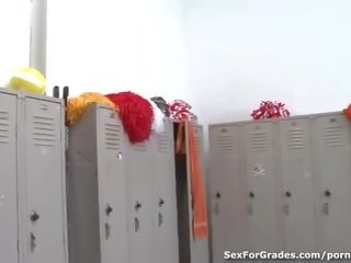 拉拉隊長 臟 夾 在 該 locker 室