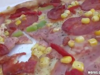 利利安 delivered 比萨 n 性交 户外