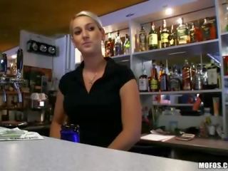 Недосвідчена seductress lenka товчений на в бар
