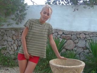 Young sasha blondinka poza durmak
