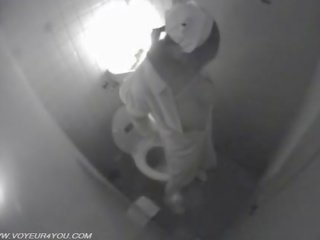 Tandas melancap diam-diam ditangkap oleh spycam