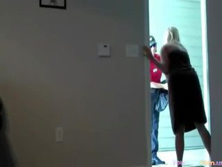 Lustful mommy teases her pitsa oglan