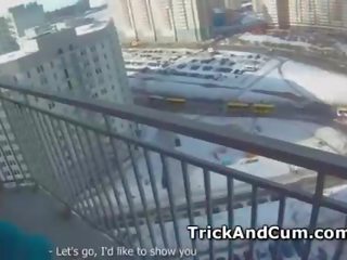 Pov renata muca pribil dvignjeno krilo v javno