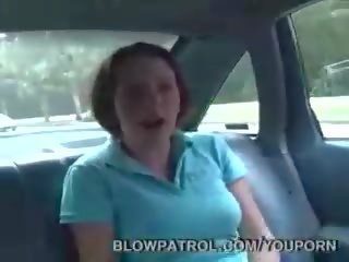 Policaj dobi fafanje v avto