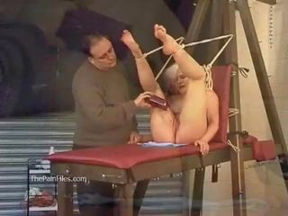 Terjalin rambut pirang slaveslut chaos tersiksa untuk air mata dan seksi lilin dihukum penurut di keras memukul dengan rotan dan puting susu clamped torments dari remaja