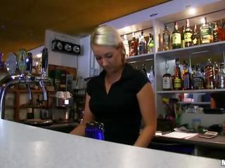 Merveilleux bartender poulette lenka baise pour pognon
