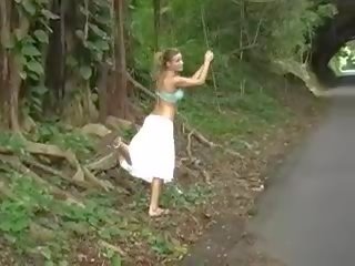 Kaaya-aya ginintuan ang buhok damsel publiko pagpuwesto