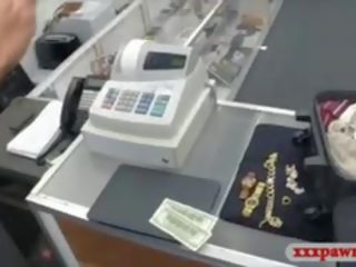 Latina hostess sbattuto a il pawnshop