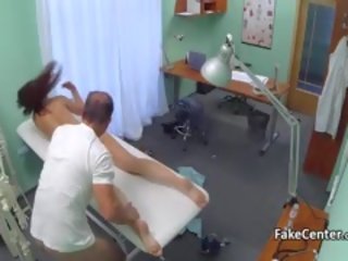 褐发女郎 学生 性交 由 intern