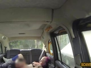 Unusual heting kvinna rider en enorma putz inuti den taxi