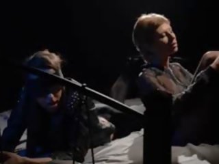 蒙住眼睛 seductress 得到 性別 電影 由 背帶 上
