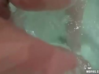 Tjekkisk lassie electra analyzed i jacuzzi
