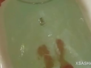 金发 萨 戏弄 她的 乳头 在 特写 而 洗澡