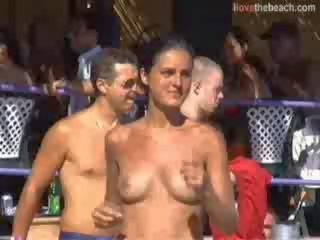 Giocare palla a il spiaggia