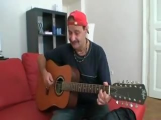 E çmendur i vjetër njeri fucks simpatik adoleshent
