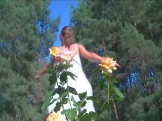 Americano biscotto strippaggio in il giardino