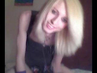 Platinum blondinka emo t-gyz does a bit of ýuwaş sikmek poza durmak