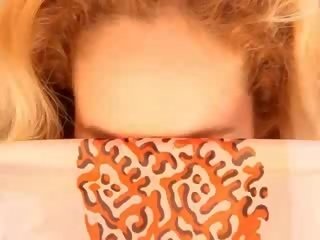A dondolo bionda bambino dito nudo