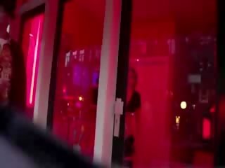 유로 호위 도착 엿 과 짜증 아마추어 striplings 동