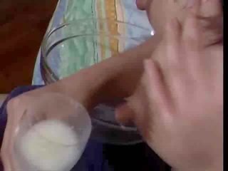 巨乳 美女 squeeze 她的 乳房 intern